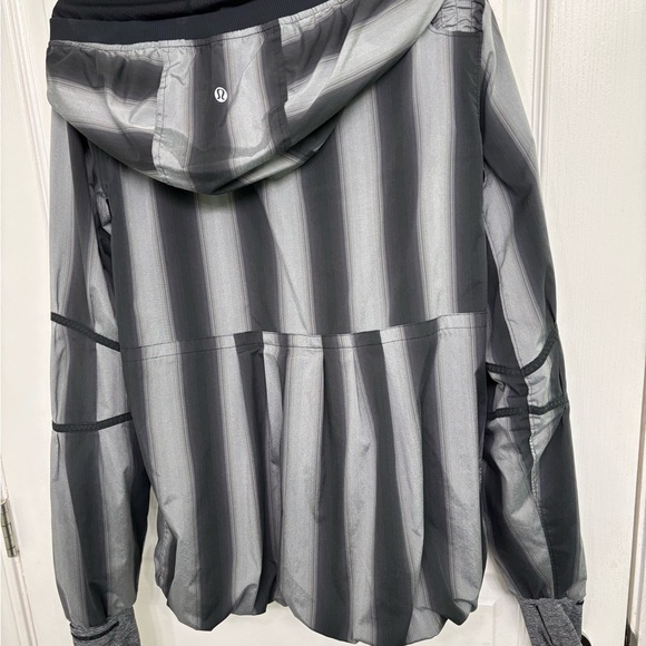 Lululemon Women's Black Grey Striped Hoodie Jacket Size Med. Practically New! - Picture 4 of 7